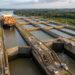 Navio atravessa nova eclusa do Canal do Panamá ao lado dos reservatórios de água.