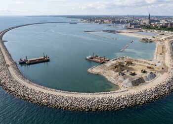 Dique de pedras delimita no mar a futura península artificial de Copenhague.