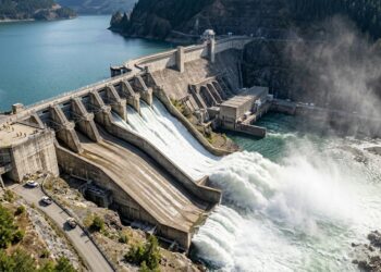 Vertedouro de uma grande barragem libera água do reservatório por enormes canais de concreto.