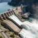 Vertedouro de uma grande barragem libera água do reservatório por enormes canais de concreto.