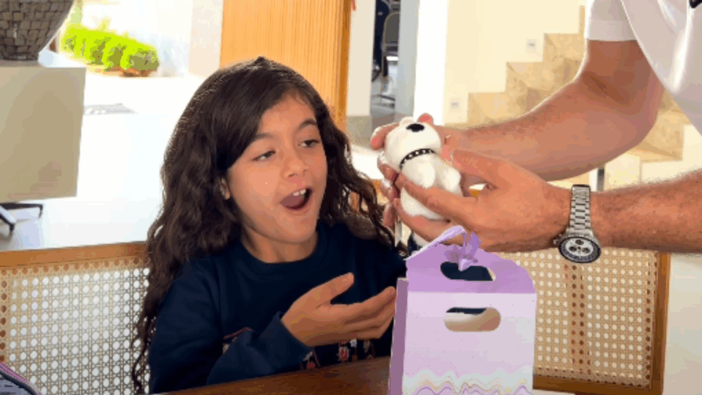 Menina ganha West Terrier de pelúcia sem imaginar que ele ganharia vida e dispara: “Parece um sonho”