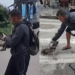 “Sem motivos para viver”: homem resgata cão debilitado na rua com uma bicicleta e emociona a web