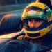 Ilustração em estilo de animação de Ayrton Senna com seu capacete amarelo icônico no cockpit de um carro de corrida.