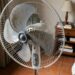Por que as pás do ventilador ficam cheias de poeira mesmo girando o tempo todo? A física ajuda a explicar o acúmulo