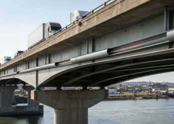 Fibra óptica instalada sob uma ponte é utilizada para medir vibrações provocadas pela passagem de veículos.