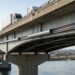 Fibra óptica instalada sob uma ponte é utilizada para medir vibrações provocadas pela passagem de veículos.