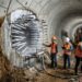 Engenheiros usam tubos refrigerados para congelar o solo ao redor de uma futura escavação de túnel.