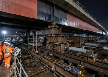Sistema hidráulico desloca a ponte sobre estruturas temporárias de deslizamento.