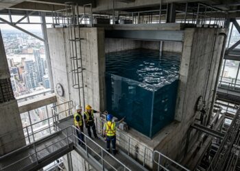 Água oscila entre chicanas dentro de um amortecedor líquido instalado no topo de um edifício.