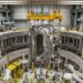 Módulo de 1.100 toneladas suspenso sobre o poço do reator ITER.