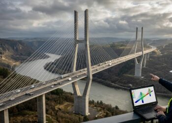 Ponte estaiada de grande vão apresenta pequenas deformações enquanto engenheiros analisam o movimento da estrutura.