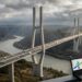 Ponte estaiada de grande vão apresenta pequenas deformações enquanto engenheiros analisam o movimento da estrutura.