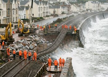Trilhos ficam suspensos após o mar destruir parte da ferrovia costeira de Dawlish, na Inglaterra.