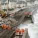 Trilhos ficam suspensos após o mar destruir parte da ferrovia costeira de Dawlish, na Inglaterra.
