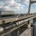 Cabo de fibra óptica instalado sob uma ponte é usado para detectar vibrações provocadas pela passagem de veículos.