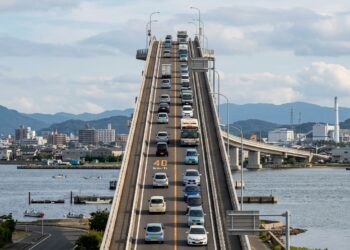 Ponte Eshima Ohashi vista de longe parece muito mais inclinada do que sua rampa realmente é.