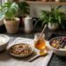 Iogurte grego, granola com aveia e sementes e mel dispostos para o café da manhã.
