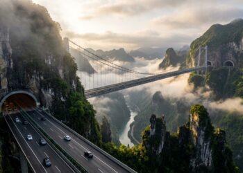 A 336 metros sobre um cânion, esta rodovia chinesa sai de um túnel, atravessa uma ponte de 1,5 km e volta para a montanha