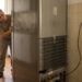 Encostar a geladeira completamente na parede parece economizar espaço, mas existe um motivo técnico para deixar uma distância