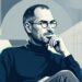 Ilustração editorial de Steve Jobs em pose reflexiva com traços minimalistas em tons de azul-marinho e grafite.