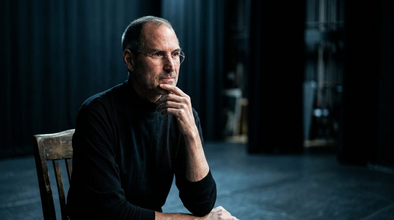 Frase de Steve Jobs sobre propósito: 'A morte é o destino que todos compartilhamos, a única certeza na vida.' Uma mensagem sobre não desperdiçar tempo em uma existência que não te representa