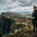 Representação de Søren Kierkegaard diante de uma paisagem aberta com diferentes caminhos simbolizando liberdade e escolha.