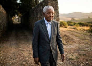 Nelson Mandela caminha em uma representação de recomeço após a adversidade.