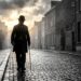 Silhueta de homem com chapéu e bengala ao estilo clássico caminhando por uma estrada de paralelepípedos ao amanhecer enquanto raios de sol rompem nuvens de chuva