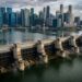 Comportas de aço da Marina Barrage fechando o canal estuarino com o reservatório de água doce e arranha-céus de Singapura ao fundo