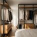 Closet aberto modular com araras metálicas e prateleiras de madeira instalado em quarto pequeno ao lado da cama