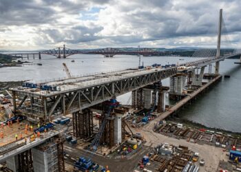Viaduto de mais de 220 metros avança sobre pilares durante lançamento na Queensferry Crossing.