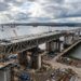 Viaduto de mais de 220 metros avança sobre pilares durante lançamento na Queensferry Crossing.