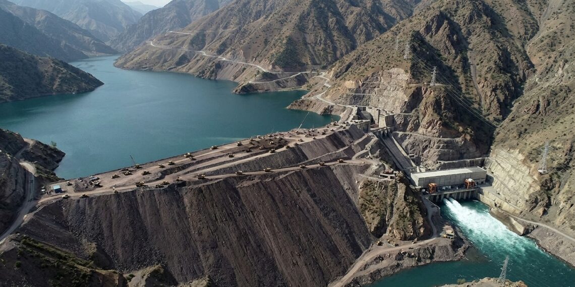 Barragem de Rogun cresce enquanto o reservatório já acumula água.