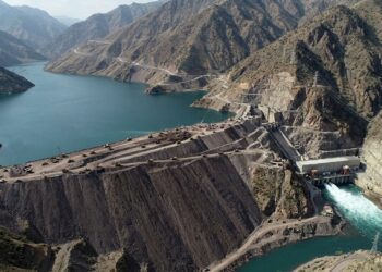 Barragem de Rogun cresce enquanto o reservatório já acumula água.