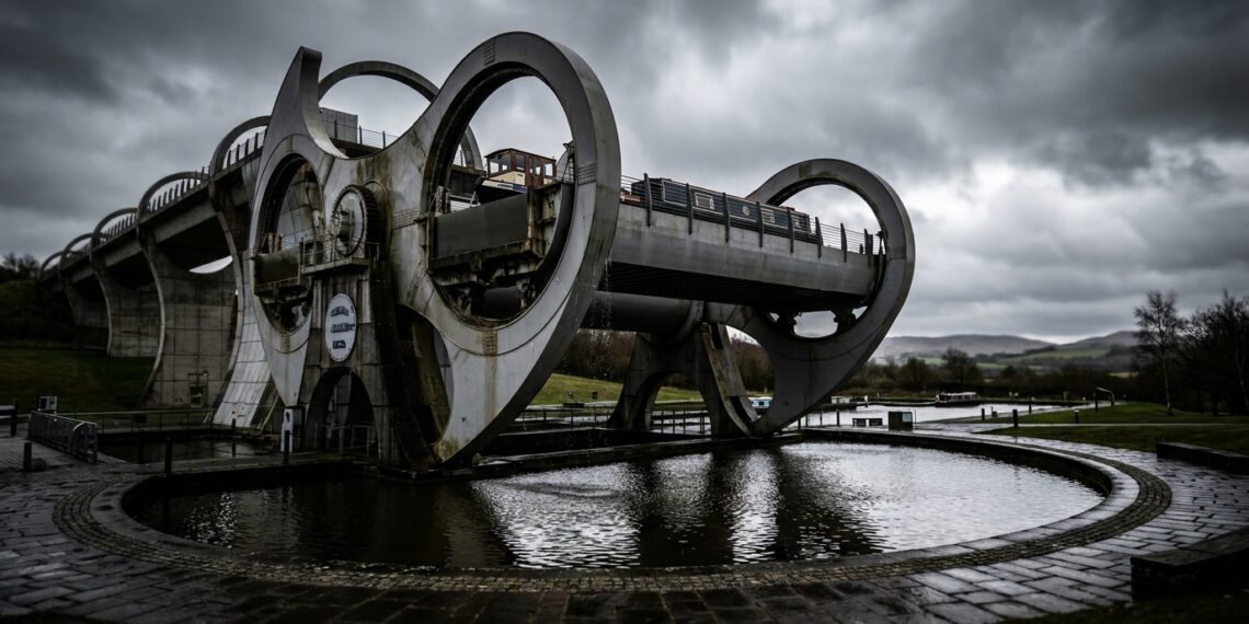 Roda de Falkirk erguendo barco em câmara d'água a 35 metros de altura sobre bacia circular na Escócia