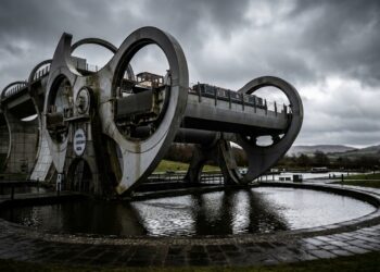 Roda de Falkirk erguendo barco em câmara d'água a 35 metros de altura sobre bacia circular na Escócia