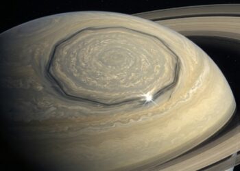 O decágono no polo sul de Saturno observado pelo Hubble