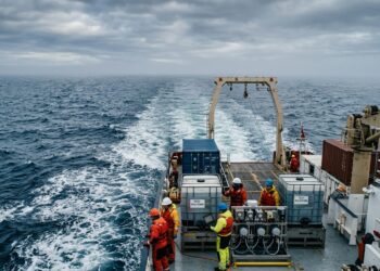 Navio científico dispersando solução alcalina de forma controlada nas águas do Atlântico durante experimento de captura de CO₂.