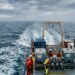 Navio científico dispersando solução alcalina de forma controlada nas águas do Atlântico durante experimento de captura de CO₂.