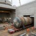 Gerador de vapor de 520 toneladas entra deitado no edifício do reator.