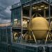 Esfera de aço de 660 toneladas aparece suspensa dentro do Taipei 101 enquanto ventos fortes atingem o arranha-céu.