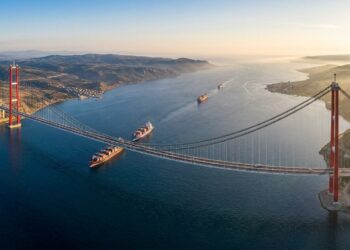 Duas torres separadas por 2.023 metros sustentam a ponte que atravessa o estreito entre Europa e Ásia
