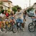 Representação de adolescentes brasileiros convivendo no início dos anos 1990 sem celulares ou registros nas redes sociais.