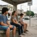 Adolescentes esperam o ônibus sem celulares ou outros dispositivos digitais no início dos anos 1990.