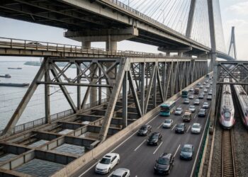 Trem e carros ocupam lados diferentes do pavimento inferior da Ponte Changtai.