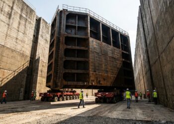 Comporta gigante do Canal do Panamá é transportada sobre plataformas com centenas de rodas.