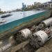 Duas tuneladoras gigantes avançam sob o rio Yarra enquanto barcos navegam na superfície.