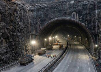 Com 22,33 metros de largura, túnel escavado sob montanhas indianas comporta uma rodovia inteira dentro da rocha