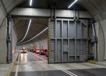 Enorme porta de segurança fecha uma seção de um túnel rodoviário para isolar determinada área.