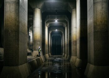 Pilares maciços de concreto armado alinhados no salão subterrâneo do sistema de drenagem G-Cans a cinquenta metros de profundidade em Tóquio